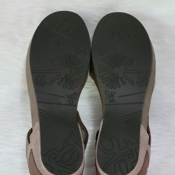 USED IN GREAT CONDITION, OTBT SANDALS IN BRONZE COLOR! - Picture 4 of 7